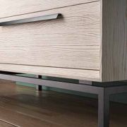 VITRINA BAJA CON 2 PTAS. Y 2 CAJ.