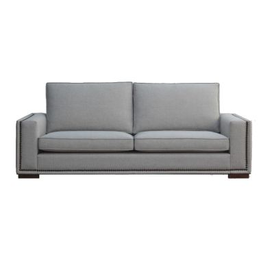 SOFÁ TRES PLAZAS CON TACHUELAS