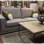 SOFÁ TRES PLAZAS CON TACHUELAS