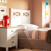 MESITA DE NOCHE CON 3 CAJONES