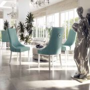 SILLA TAPIZADA CON TACHUELAS Y ANILLA EN RESPALDO