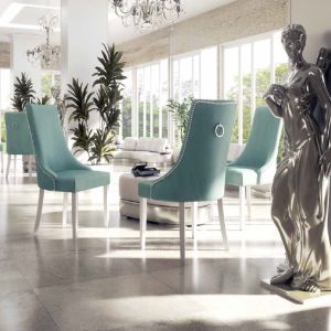 SILLA TAPIZADA CON TACHUELAS Y ANILLA EN RESPALDO