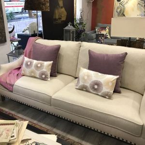 SOFÁ 3/4 PLAZAS CON TACHUELAS