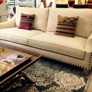 SOFÁ 3/4 PLAZAS CON TACHUELAS