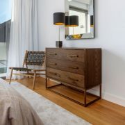 CÓMODA EN MADERA DE ROBLE CON 3 CAJ.