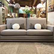 SOFÁ TRES PLAZAS CON TACHUELAS