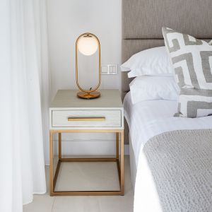 MESITA DE NOCHE EN ROBLE