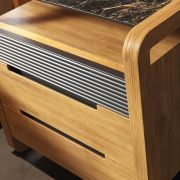 MESITA DE NOCHE CON TRES CAJONES