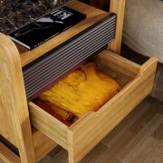 MESITA DE NOCHE CON TRES CAJONES