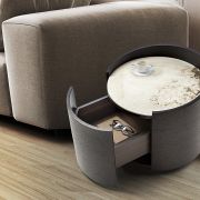 Mesita de noche redonda con un cajón y tapa en porcelánico