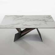 Mesa de comedor rectangular en metal y porcelánico