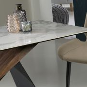 Mesa de comedor rectangular en metal y porcelánico