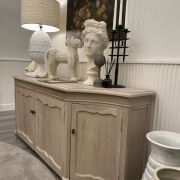 Aparador con 4 puertas y estantes en madera maciza 205cm.