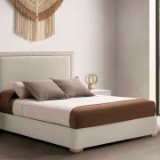 Cabecero tapizado con doble tachuela fina modelo Varese