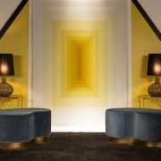 Lámpara de mesa en hilos de metal dorado