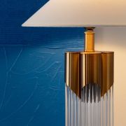 Lámpara de mesa en cristal estriado y metal dorado