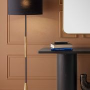 Lámpara de pie en metal dorado y negro