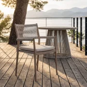 Silla de jardín apilable en acero y rattan