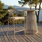 Taburete apilable en acero y rattan PE