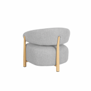 Sillón tapizado con patas de roble en diferentes colores