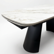 Mesa de comedor extensible en hierro negro y porcelánico